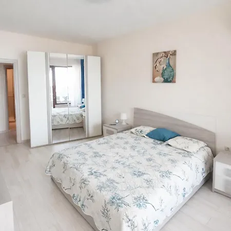 La Sea View & Beachfront Apartmán *