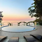 La Sea View & Beachfront Apartment Warna