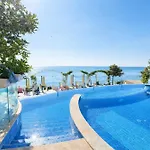 La Sea View & Beachfront Apartment