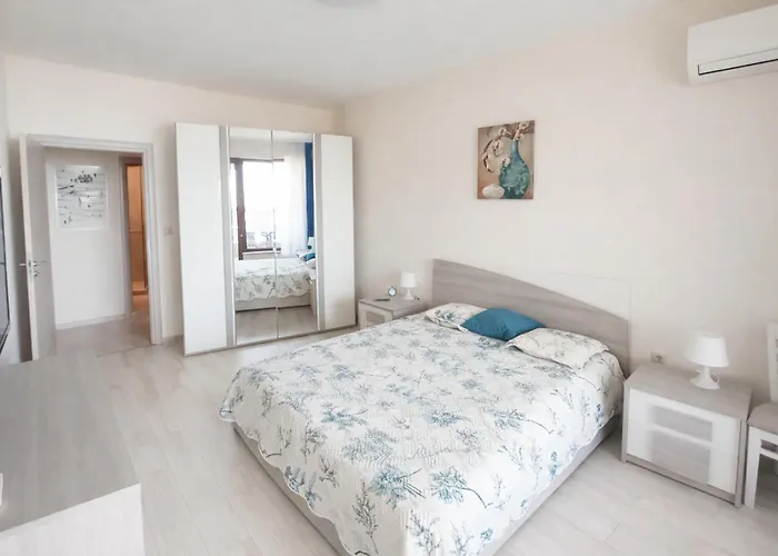 La Sea View & Beachfront Апартаменты *